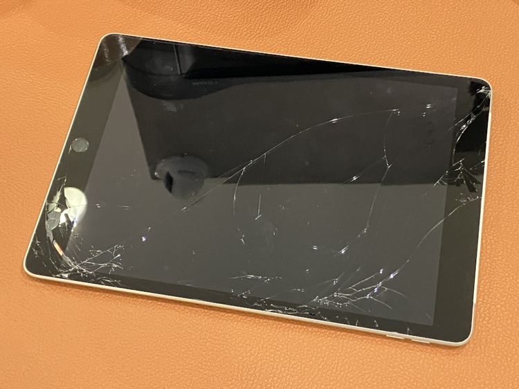 画面がバキバキになってしまったiPad9の画面交換修理を承りました！